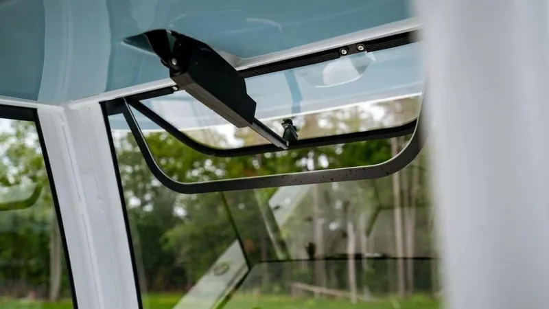 Slide: The Image of Sea Hunt Ultra 305 SE 2026 - 7