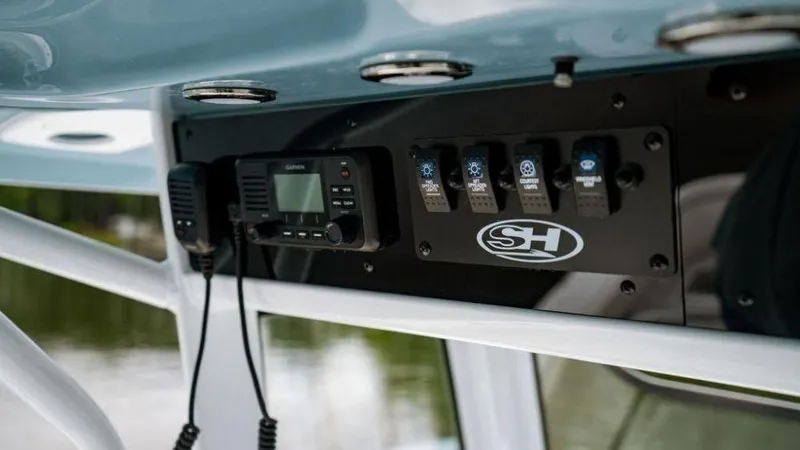 Slide: The Image of Sea Hunt Ultra 305 SE 2026 - 8