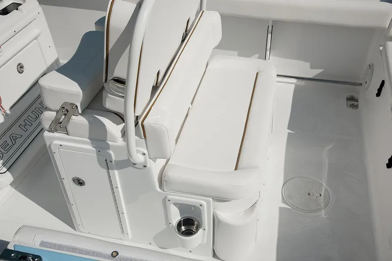 Slide: The Image of Sea Hunt Ultra 255 SE 2026 - 6