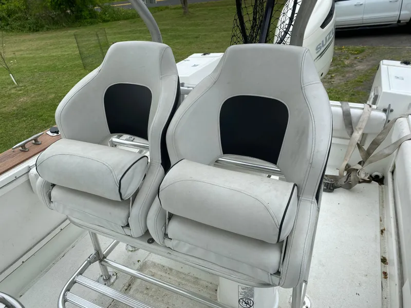 Slide: The Image of 1982 Master Marine 28 Center Console boat with dual cushioned seats. - 7