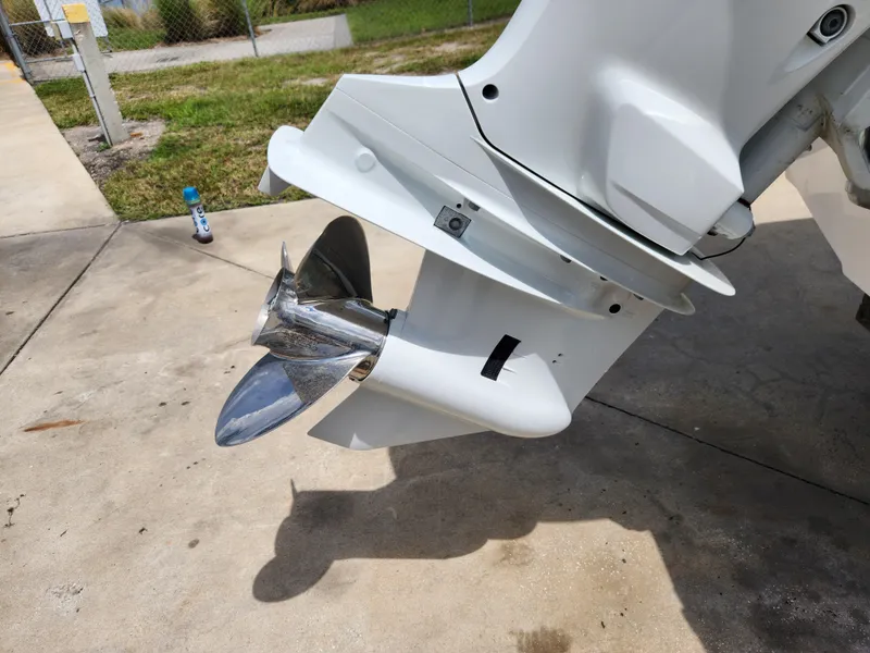 Slide: The Image of Propeller of a 2004 Wellcraft 200 LT Fisherman boat on a concrete surface. - 16