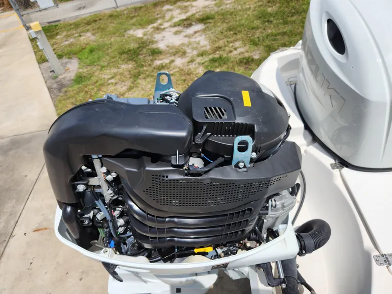 Slide: The Image of Outboard motor of a 2004 Wellcraft 200 LT Fisherman boat, detailed view. - 18