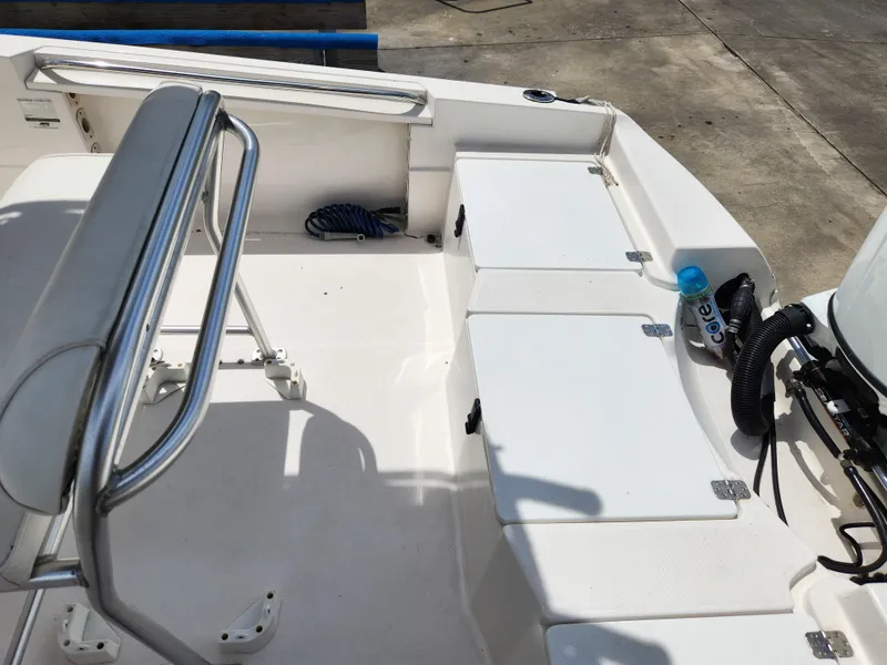 Slide: The Image of 2004 Wellcraft 200 LT Fisherman boat interior with seating and storage compartments. - 23