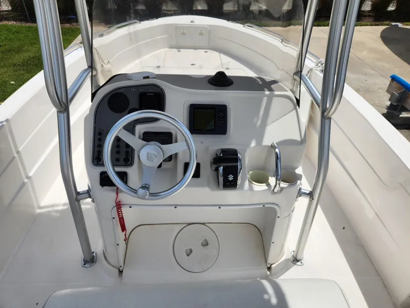 Slide: The Image of 2004 Wellcraft 200 LT Fisherman boat console with steering wheel and controls. - 26