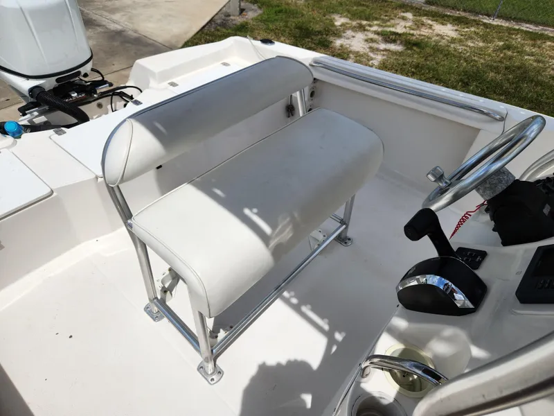 Slide: The Image of 2004 Wellcraft 200 LT Fisherman boat interior with white seating and steering console. - 27