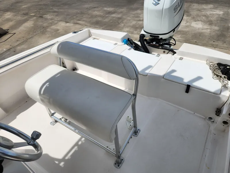 Slide: The Image of 2004 Wellcraft 200 LT Fisherman boat interior with seating and motor. - 28