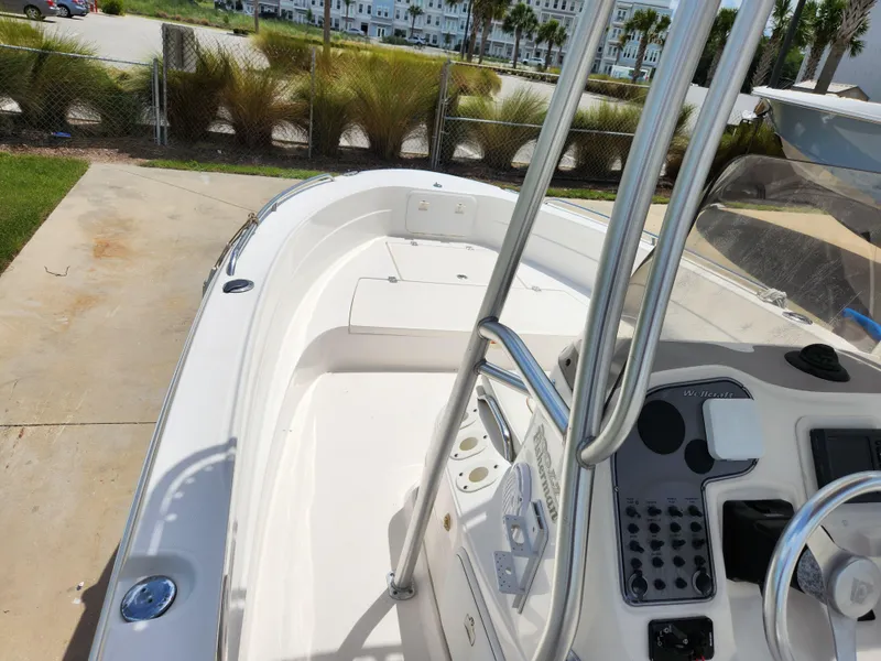 Slide: The Image of 2004 Wellcraft 200 LT Fisherman boat, white interior, docked outdoors. - 29