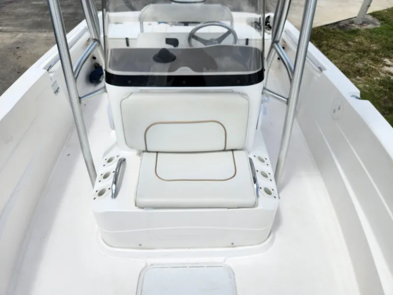 Slide: The Image of 2004 Wellcraft 200 LT Fisherman boat interior with white seating and steering console. - 33