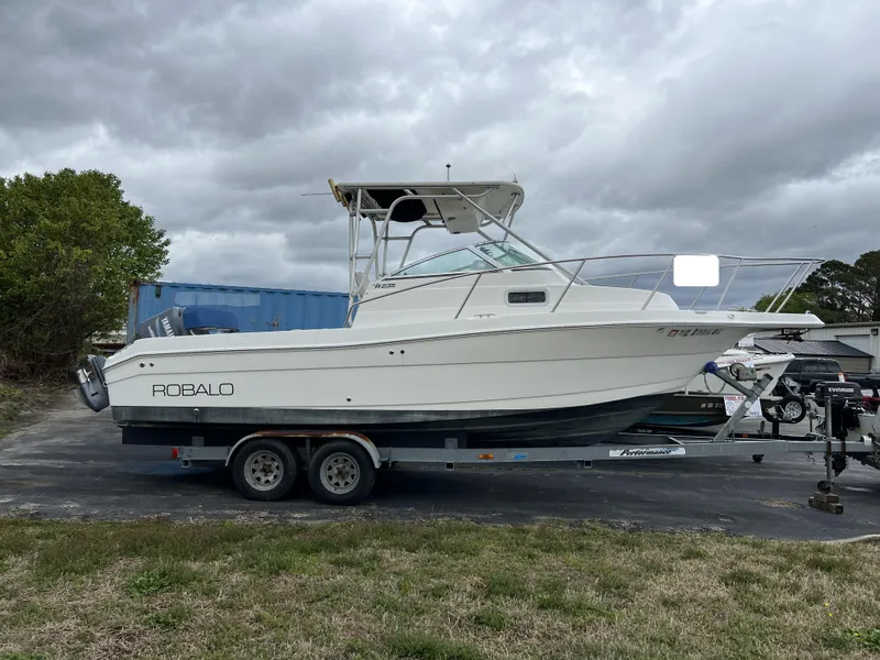 The Image of Robalo R235 Walkaround 2003 - 0