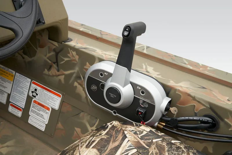 Slide: The Image of Tracker Grizzly 1754 SC 2025 - 26