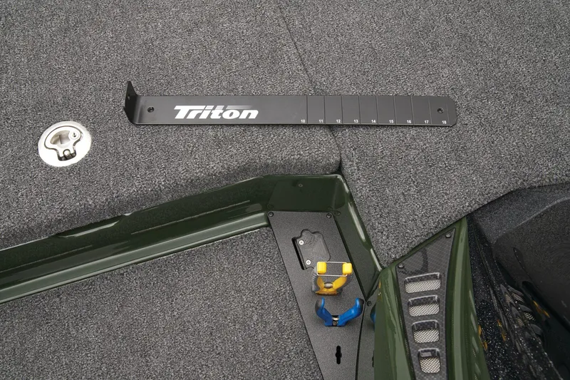 Slide: The Image of Triton 20XP Patriot 2025 - 34