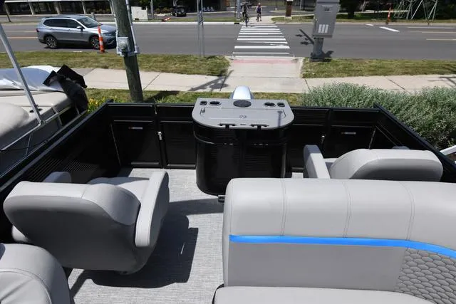 Slide: The Image of Qwest Qwest 818 XRE CRUISE - LT 2023 - 16