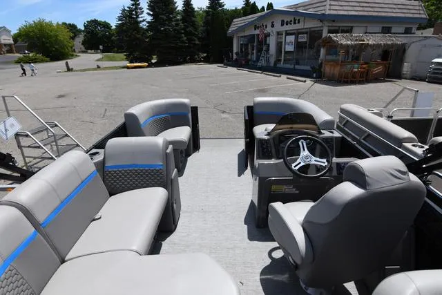 Slide: The Image of Qwest Qwest 818 XRE CRUISE - LT 2023 - 17