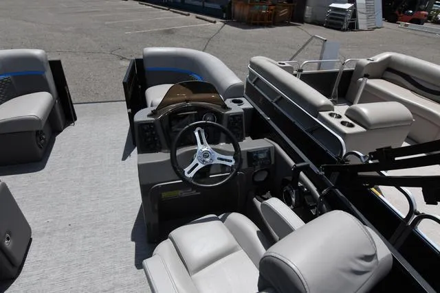 Slide: The Image of Qwest Qwest 818 XRE CRUISE - LT 2023 - 18