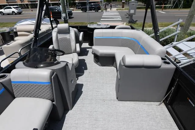 Slide: The Image of Qwest Qwest 818 XRE CRUISE - LT 2023 - 4