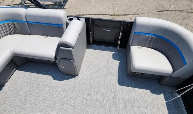 Slide: The Image of Qwest Qwest 818 XRE CRUISE - LT 2023 - 7