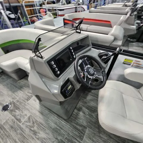 Slide: The Image of Qwest Qwest 18 RLS E-Class 2025 - 10