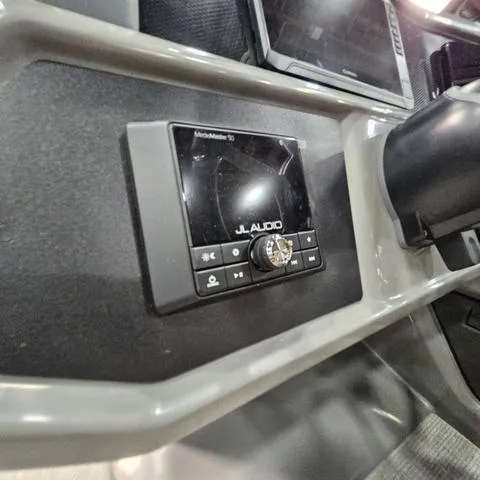 Slide: The Image of Qwest Qwest 18 Lanai Flip L-Class 2025 - 10