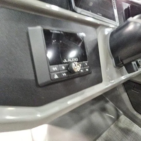 Slide: The Image of Qwest Qwest 18 Lanai Flip L-Class 2025 - 11