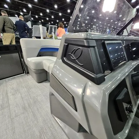 Slide: The Image of Qwest Qwest 18 Lanai Flip L-Class 2025 - 14