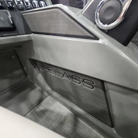 Slide: The Image of Qwest Qwest 18 Lanai Flip L-Class 2025 - 15