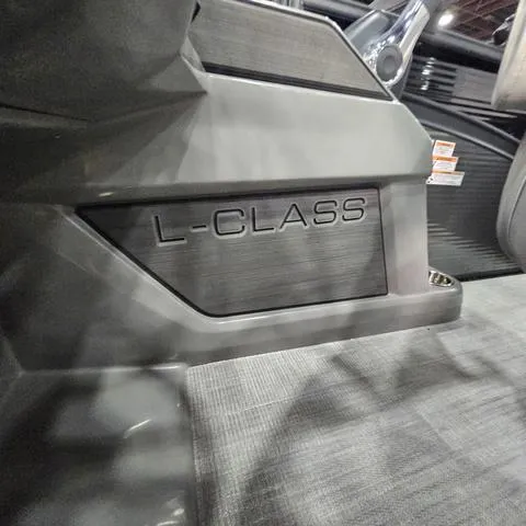 Slide: The Image of Qwest Qwest 18 Lanai Flip L-Class 2025 - 16