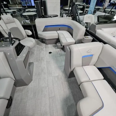 Slide: The Image of Qwest Qwest 18 Lanai Flip L-Class 2025 - 21