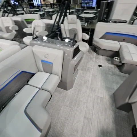 Slide: The Image of Qwest Qwest 18 Lanai Flip L-Class 2025 - 22