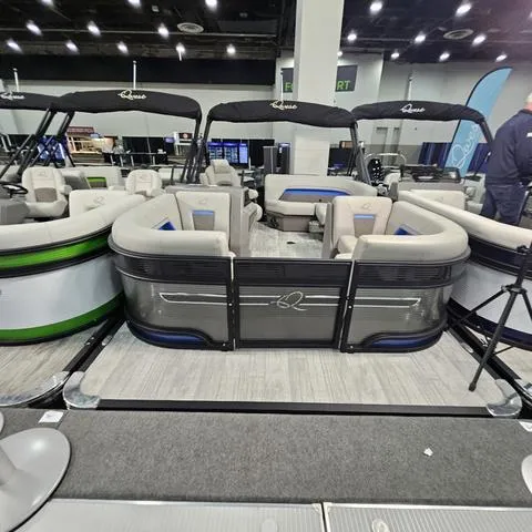 Slide: The Image of Qwest Qwest 18 Lanai Flip L-Class 2025 - 24