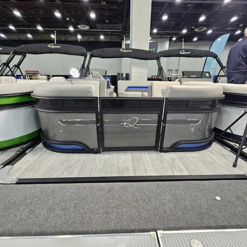 Slide: The Image of Qwest Qwest 18 Lanai Flip L-Class 2025 - 25