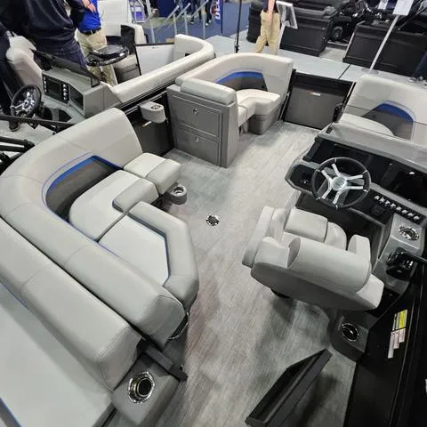 Slide: The Image of Qwest Qwest 18 Lanai Flip L-Class 2025 - 5