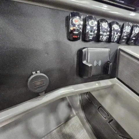 Slide: The Image of Qwest Qwest 18 Lanai Flip L-Class 2025 - 9