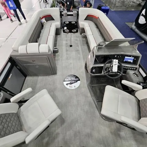 Slide: The Image of Qwest Qwest M24 Splash Pad Tritoon 2025 - 10