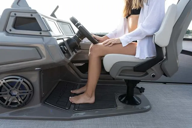 Slide: The Image of Qwest Qwest M24 Splash Pad Tritoon 2025 - 18