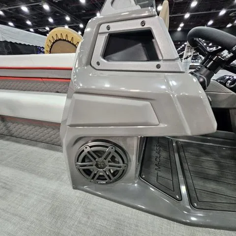 Slide: The Image of Qwest Qwest M24 Splash Pad Tritoon 2025 - 4