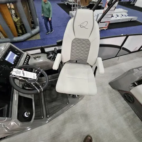 Slide: The Image of Qwest Qwest M24 Splash Pad Tritoon 2025 - 7