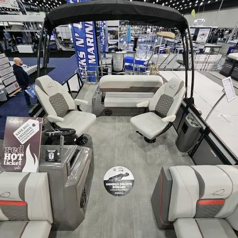 Slide: The Image of Qwest Qwest M24 Splash Pad Tritoon 2025 - 9