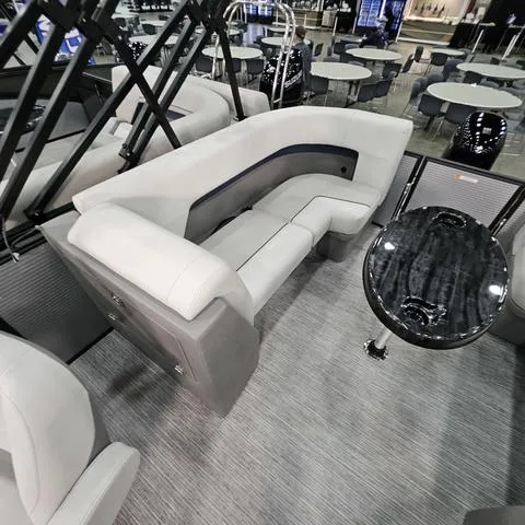 Slide: The Image of Qwest Qwest 20 RLS E-Class 2025 - 19