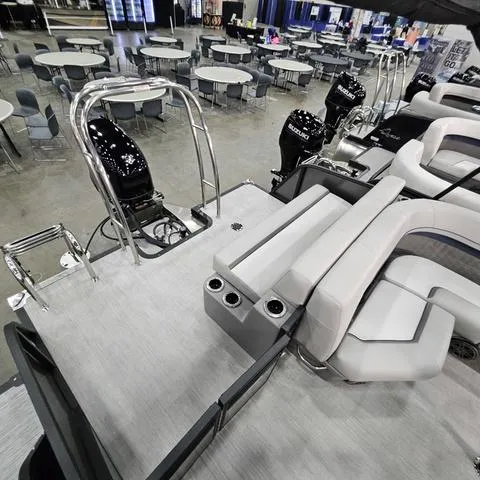 Slide: The Image of Qwest Qwest 22 L-Class Lanai Flip 2025 - 13