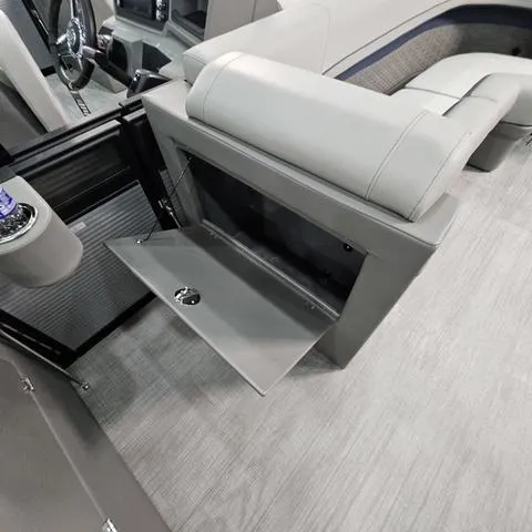 Slide: The Image of Qwest Qwest 22 L-Class Lanai Flip 2025 - 7