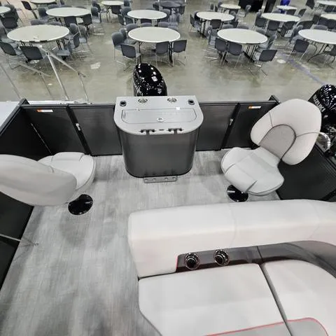 Slide: The Image of Qwest Qwest 20 XRE Cruise E-Class 2025 - 23