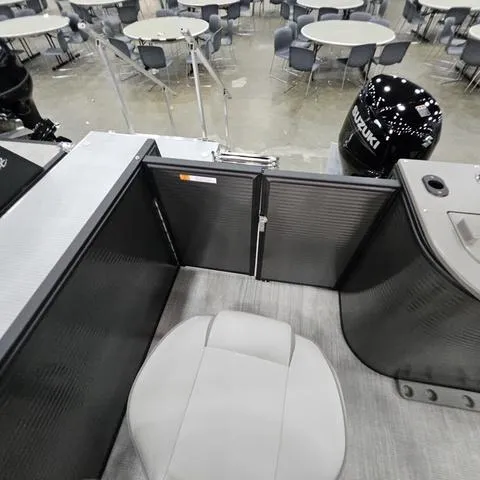 Slide: The Image of Qwest Qwest 20 XRE Cruise E-Class 2025 - 25