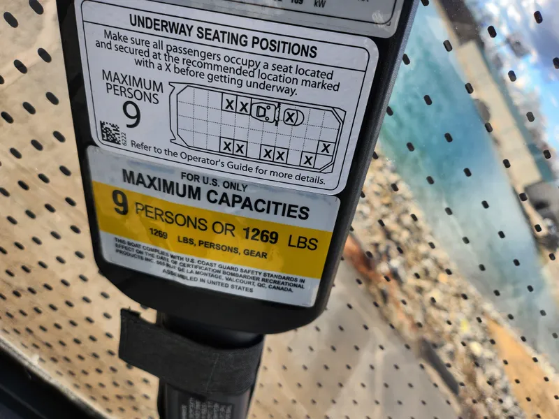 Slide: The Image of 2022 Sea-Doo Switch Sport 21 capacity label: 9 persons or 1269 lbs maximum. - 18