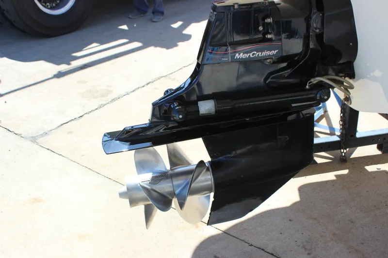 Slide: The Image of 2005 Larson LXi 268 boat with MerCruiser outboard motor and stainless steel propeller. - 18