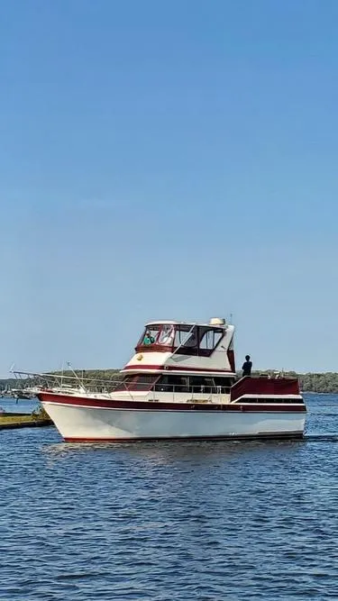 Slide: The Image of 1985 Wellcraft California boat on calm water under clear blue sky. - 14