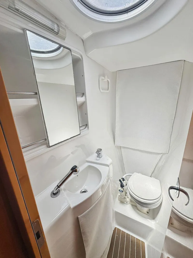 Slide: The Image of Dual-compartment cooler on 2005 Fountaine Pajot HIGHLAND boat deck. - 38