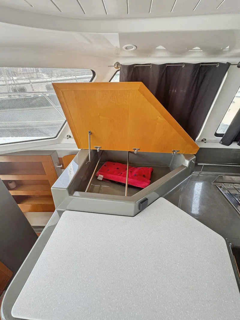 Slide: The Image of Solar panels on 2005 Fountaine Pajot HIGHLAND yacht under clear blue sky. - 41