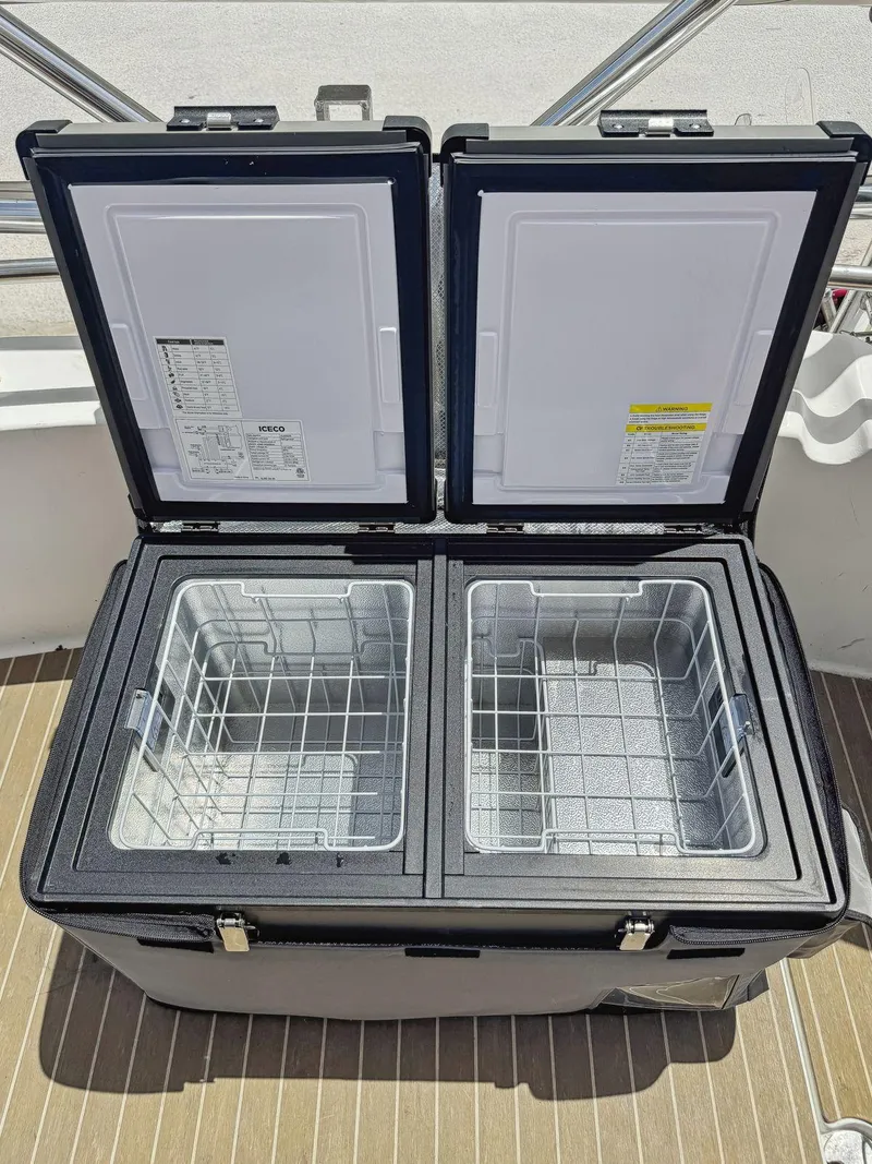 Slide: The Image of Solar panel on 2005 Fountaine Pajot HIGHLAND boat under clear sky. - 40