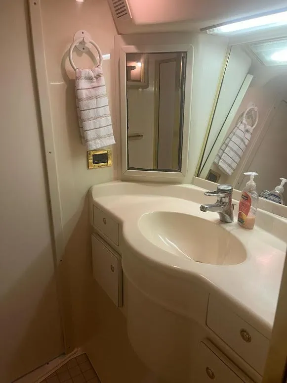 Slide: The Image of 1998 Sea Ray 500 Sundancer bathroom with sink, mirror, and towel. - 25