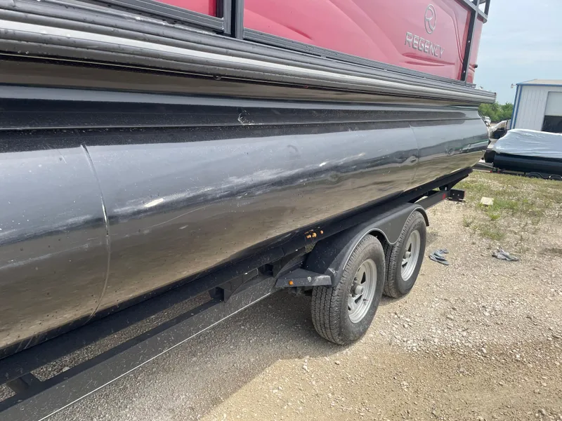 Slide: The Image of 2023 Regency 250DL3 pontoon boat on a trailer, side view. - 10